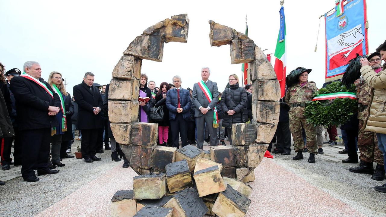 La cerimonia di inaugurazione della scultura realizzata da Giuseppe Spagnuolo (foto Nucci)
