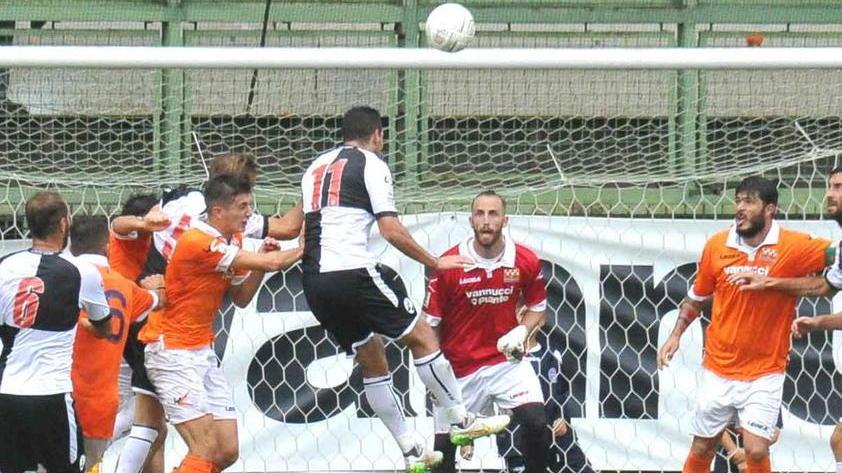 Un'azione nel match di andata fra Pistoiese e Siena (Foto Gori)