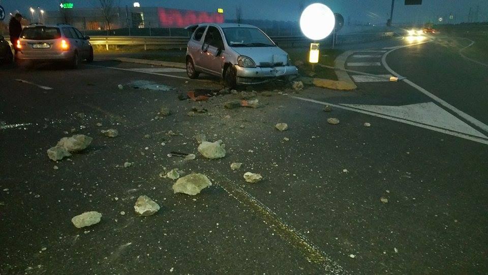 In auto contro un palo, ferite due donne