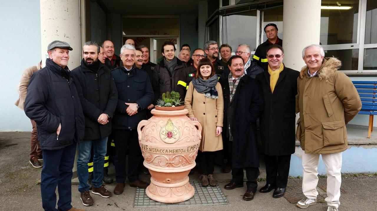 La consegna dell’orcio in terracotta donato al distaccamento del Terrafino (Foto Agenzia Carlo Sestini)