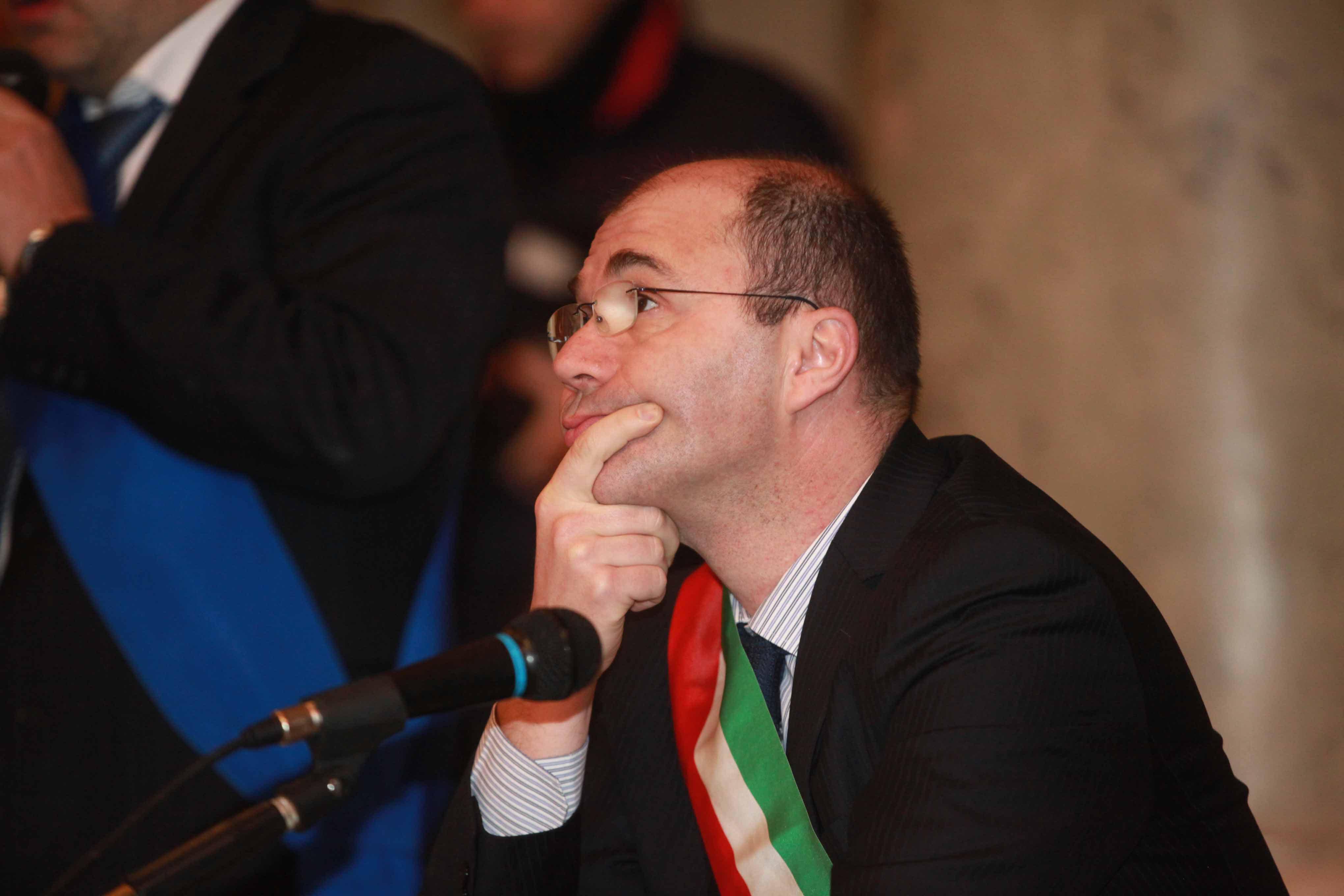 Caso Sergio, le domande del M5S a Vecchi, alla moglie e all'ex sindaco Delrio