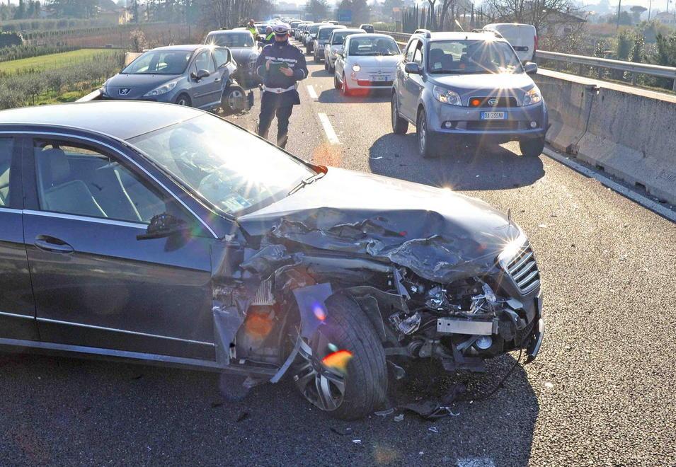 Scontro con un’auto ferma in tangenziale