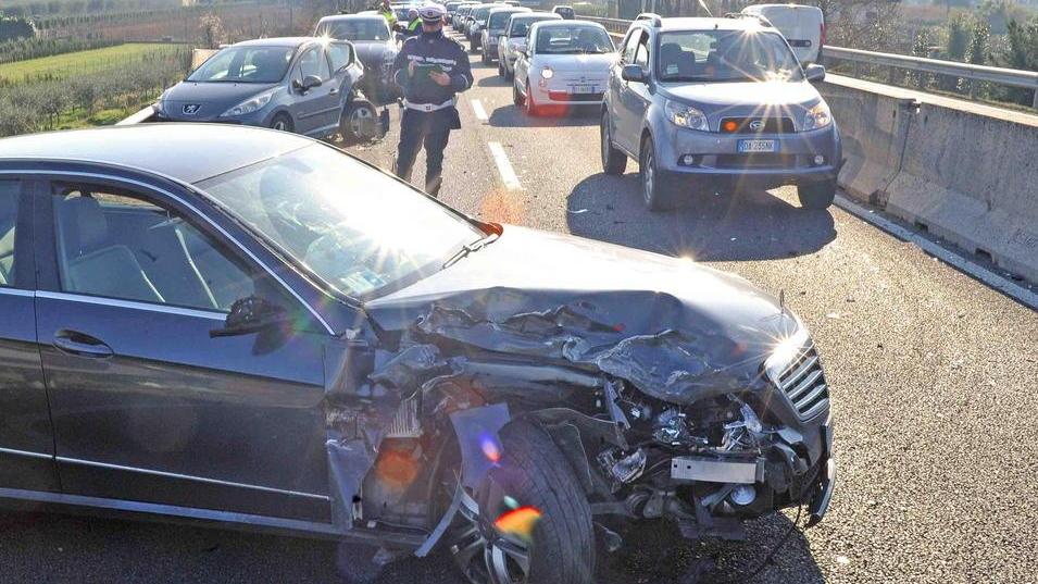 Scontro con un’auto ferma in tangenziale