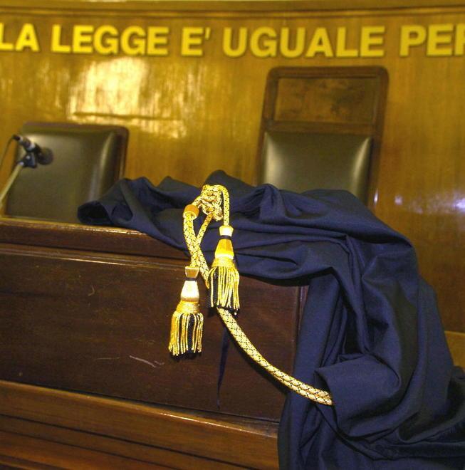 La schiava del clan legata e appesa al muro per ore 
