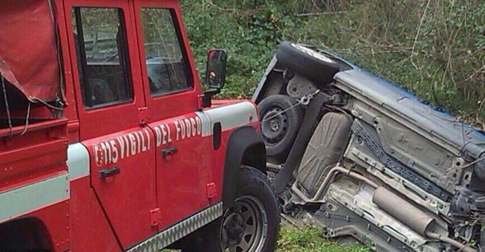 Auto finisce fuori strada Ferita una ultranovantenne