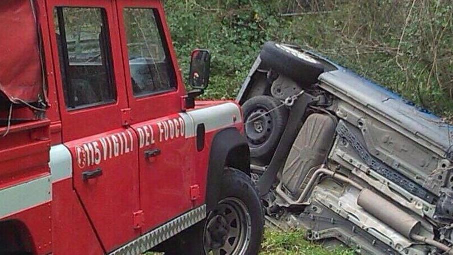 Auto finisce fuori strada Ferita una ultranovantenne