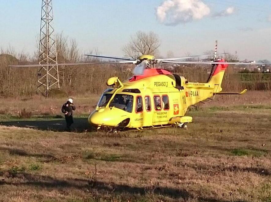 Grave meccanico schiacciato tra un camion e un furgone 