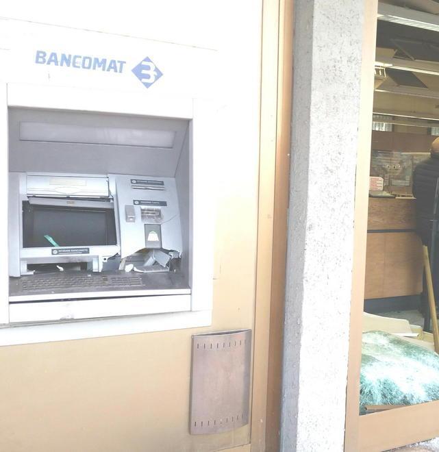Salta in aria uno sportello bancomat 