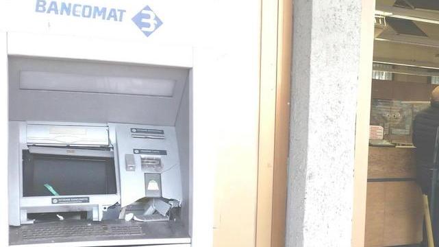 Salta in aria uno sportello bancomat