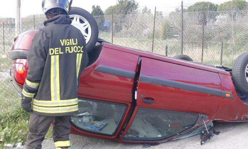 Sterza per evitare l’incidente ma la macchina si ribalta