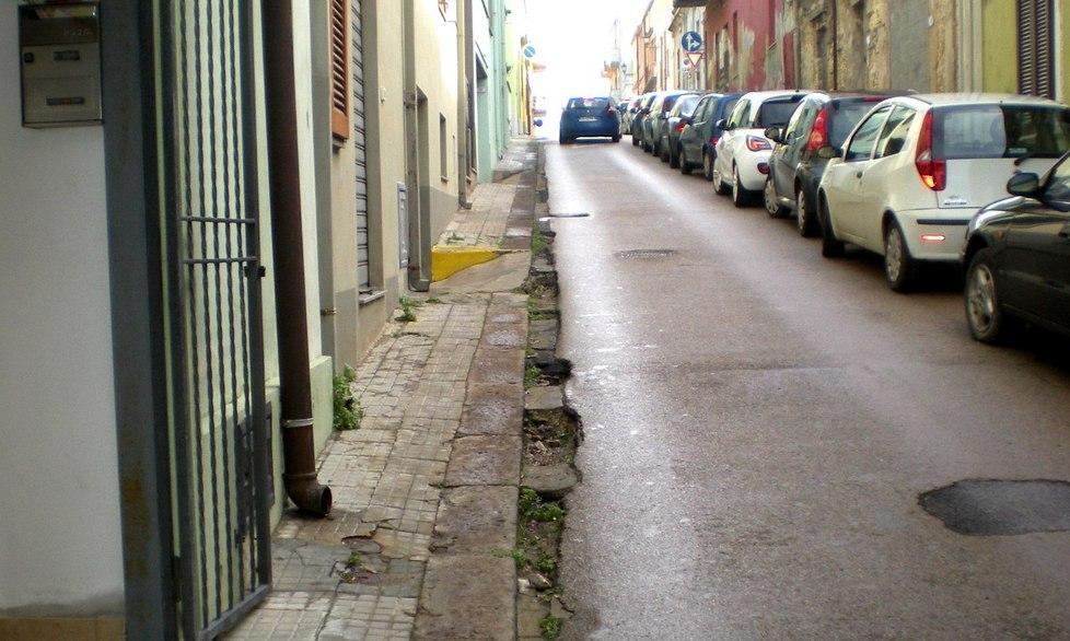 Asfalto da rifare in via Petronia