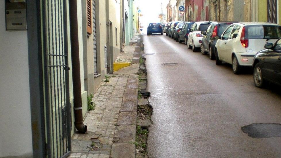 Asfalto da rifare in via Petronia