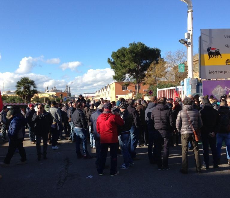 Petrolchimico, 90 operai bloccano la portineria 