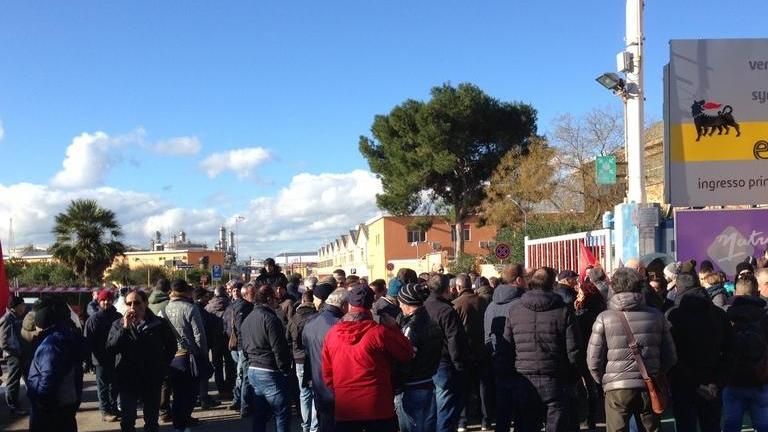 Petrolchimico, 90 operai bloccano la portineria