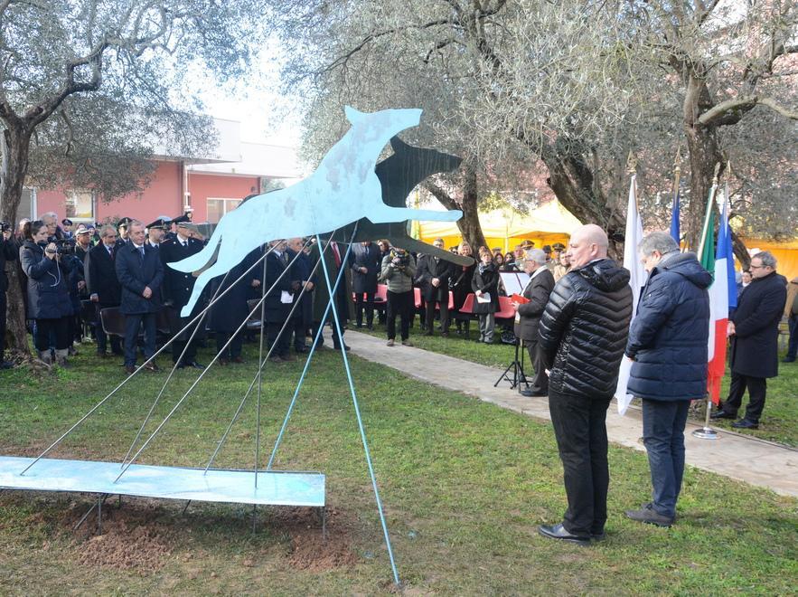 Un giardino e una statua per il cane Diesel 