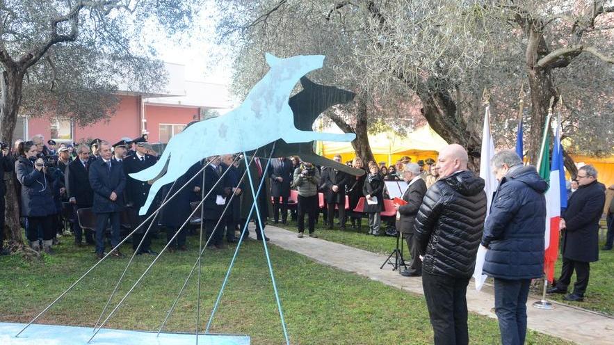 Un giardino e una statua per il cane Diesel