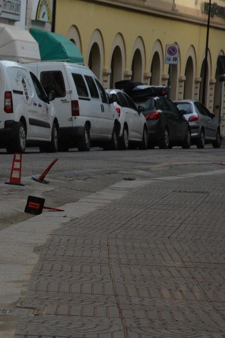 Auto sul marciapiede appena ampliato, scattano le multe 