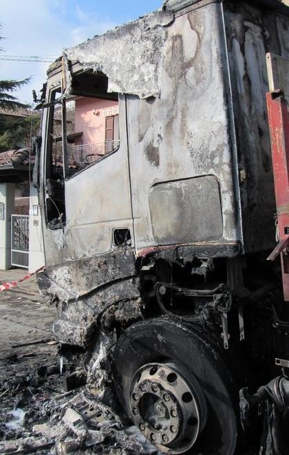 Incendio distrugge camion: si pensa al dolo 
