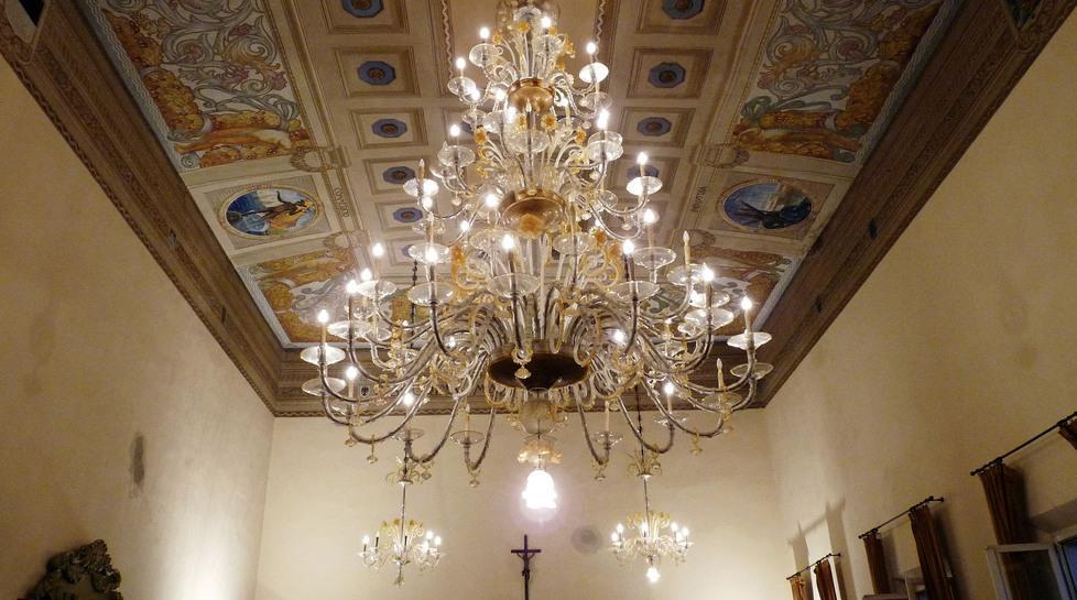 Restaurati a Murano tornano a splendere gli storici lampadari
