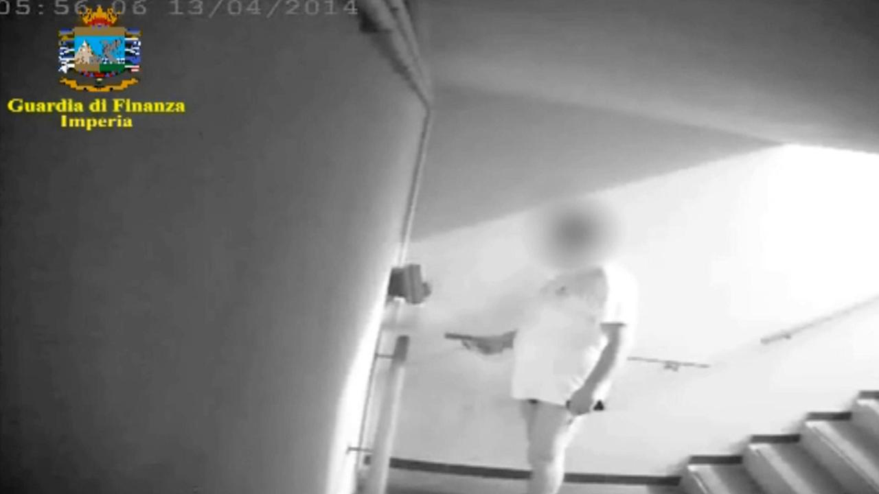L'assenteista sorpreso dalla Guardia di Finanza di Imperia a timbrare il cartellino in mutande