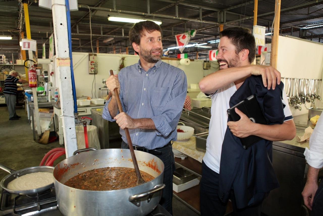 Il ministro Franceschini in cucina in una festa del Pd