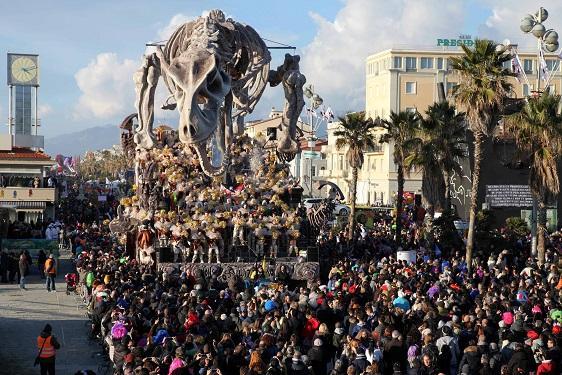 Il primo corso mascherato a Viareggio lo scorso anno