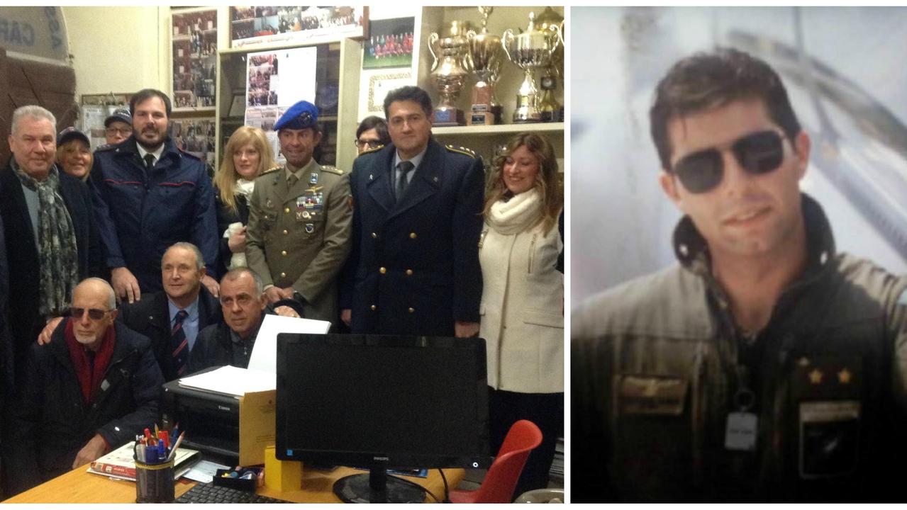 A destra, Carlo Calcagni da giovane ai tempi delle prime missioni. A sinistra, un momento della cerimonia di premiazione avvenuta nei giorni scorsi a Pontedera