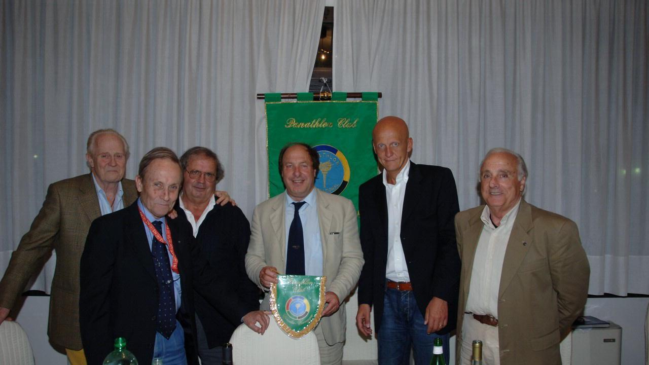 In primo piano al centro della foto il dottor Renzo Lucchesi