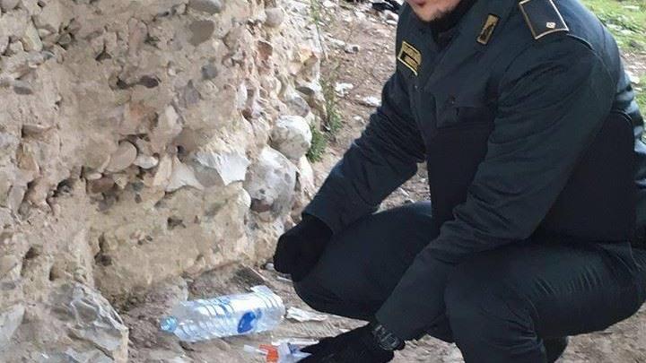 La guardia Andrea Monaco mostra le siringhe sotto il ponte Mercatale