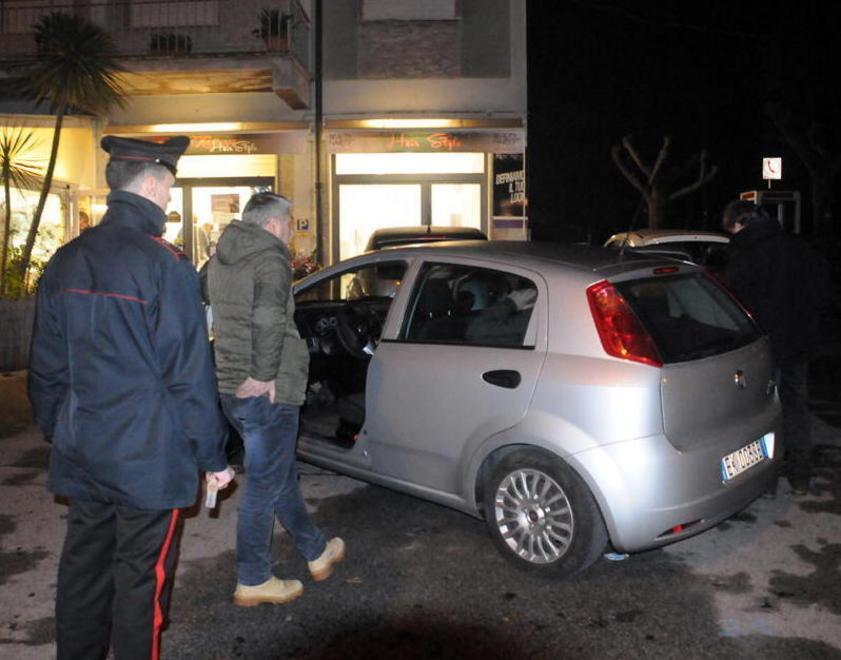 Spari in via del Fescione, sospetti su due uomini 