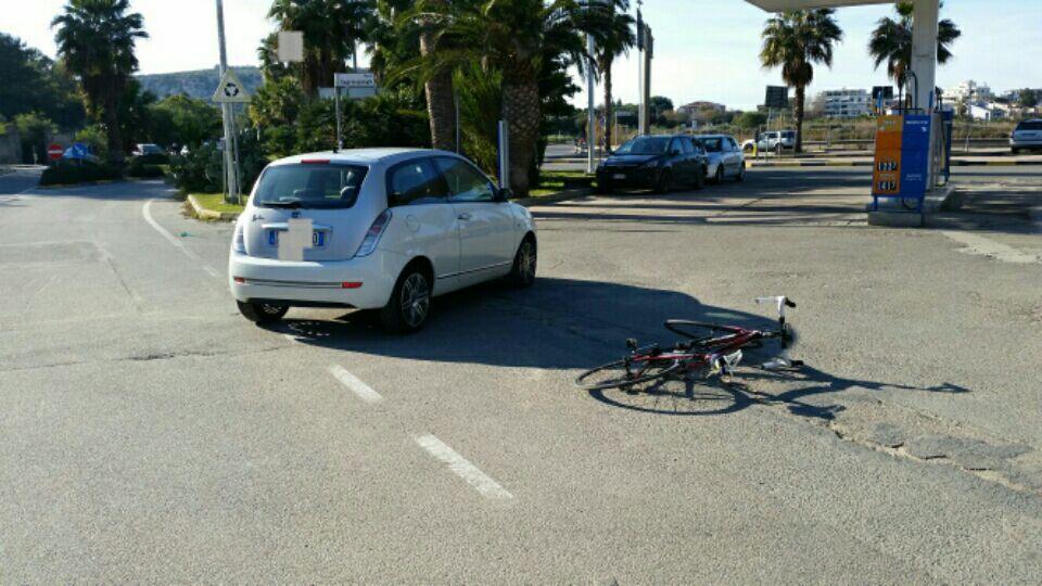 La bicicletta a terra dopo l'incidente al Poetto (foto Mario Rosas)