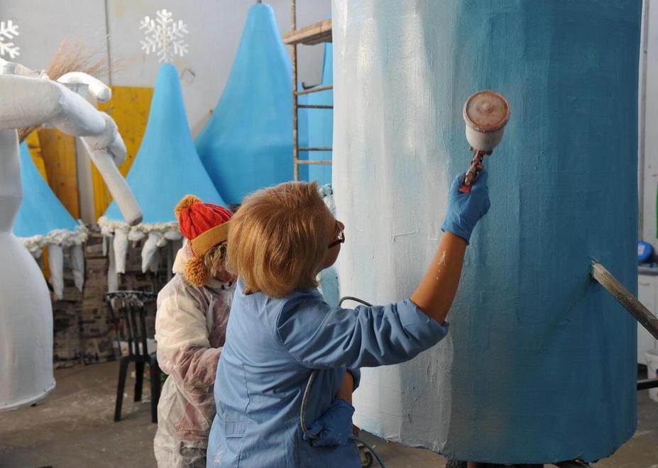 Colori "freddi" per gli ultimi ritocchi nel rione Zona Nuova (Foto Giorgio) 