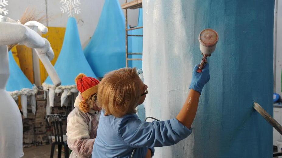 Colori "freddi" per gli ultimi ritocchi nel rione Zona Nuova (Foto Giorgio)
