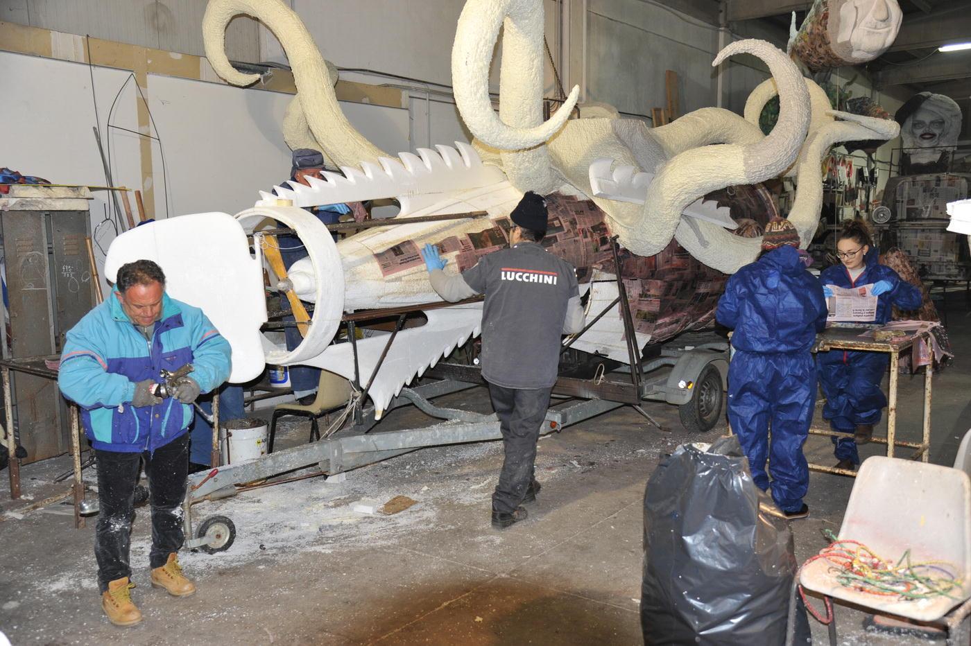 I "tentacoli" di Angela Merkel stanno pian piano prendendo forma nei laboratori dei carristi (Foto Giorgio) 