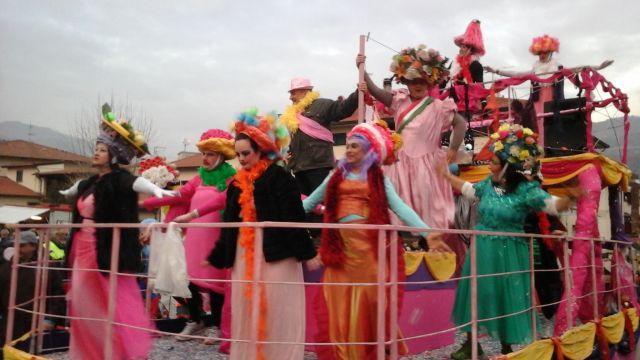 Il carro Bocca di Rosa, con la fascia tricolore il sindaco Primo Bosi