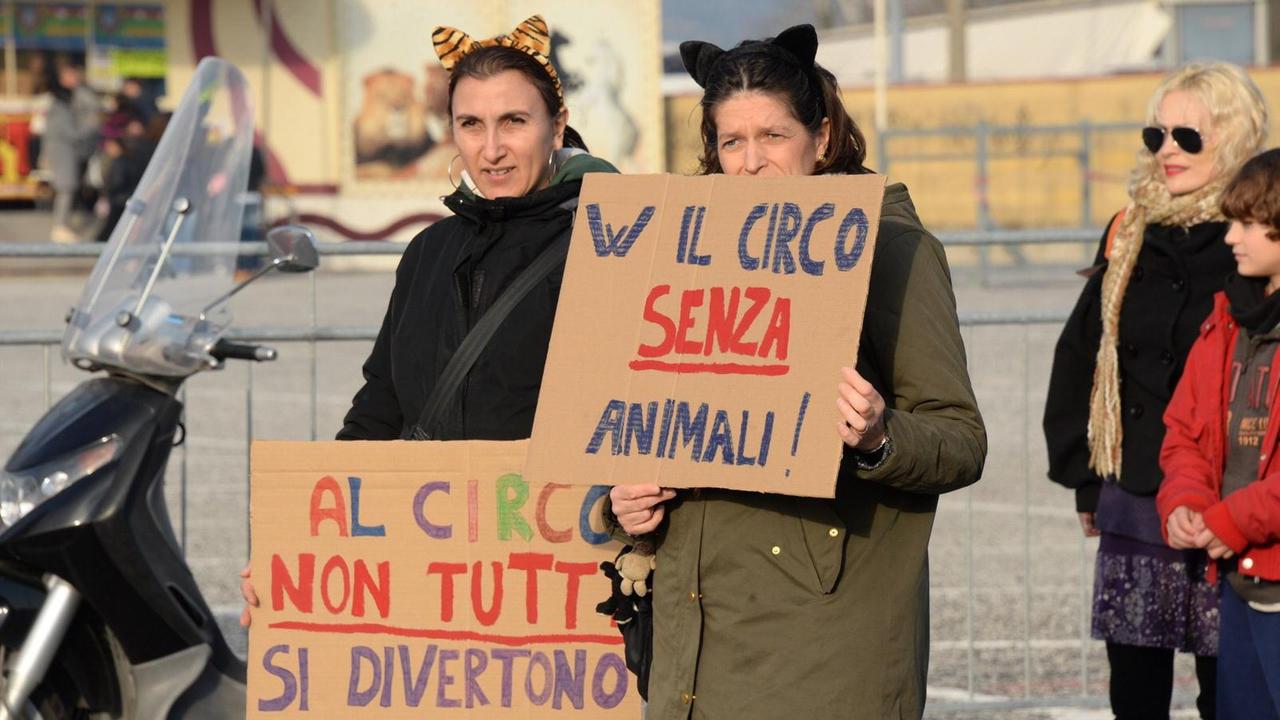 Manifestanti contro il circo Millennium (Foto Franco Silvi)