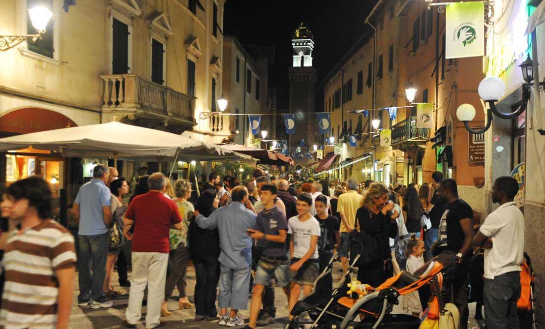 Il centro storico in estate affollato dai turisti (foto PaBar)