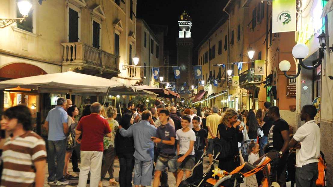 Il centro storico in estate affollato dai turisti (foto PaBar)