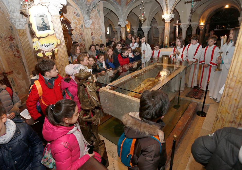 Modena, il giubileo dei bimbi: in Duomo il vescovo riapre la Porta Santa 