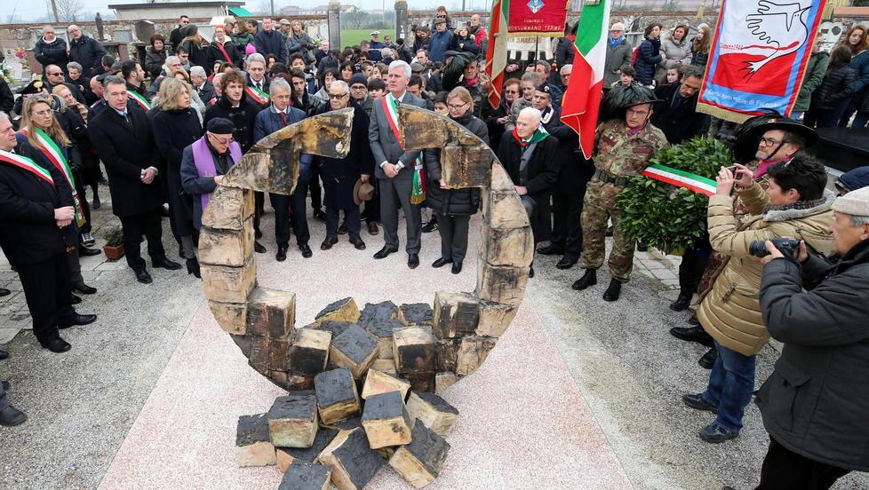 Eccidio, inaugurata a Cintolese la scultura della memoria 