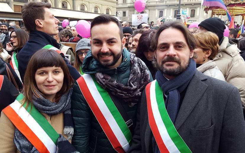 Sindaci in piazza con fascia tricolore 