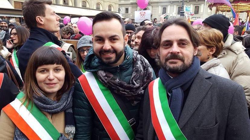 Sindaci in piazza con fascia tricolore