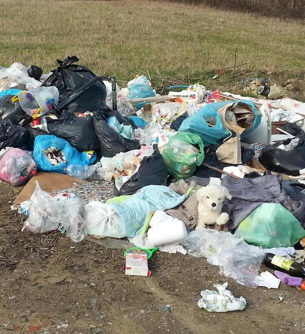 Rifiuti abbandonati in zona interporto usata come discarica