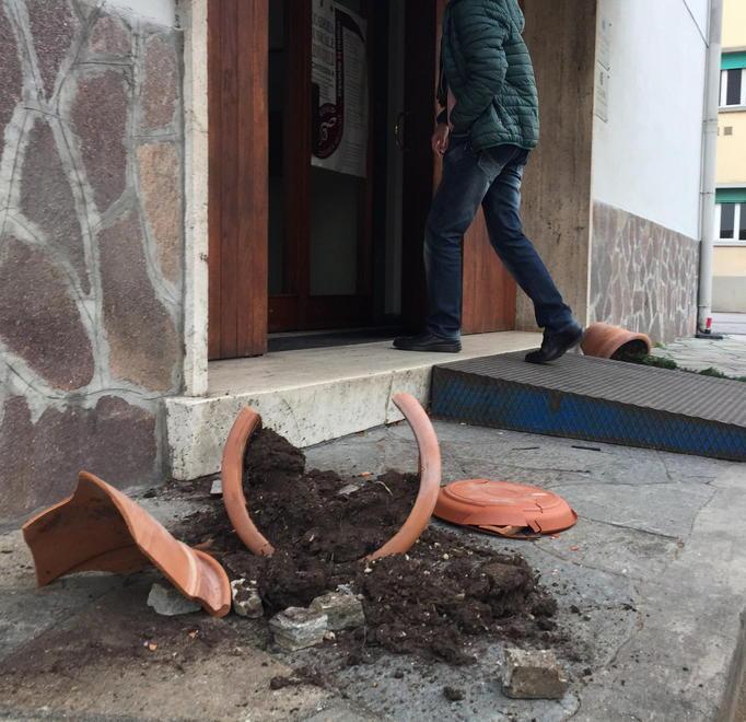Vandalismi davanti al circolo del Villaggio 