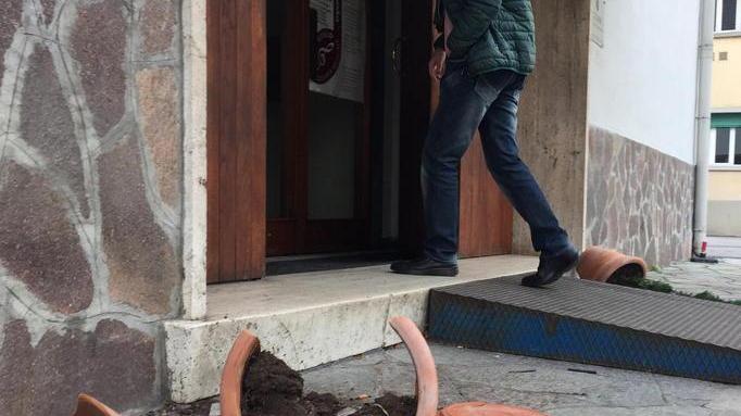 Vandalismi davanti al circolo del Villaggio