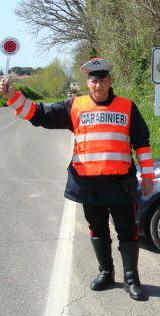 Forza il posto di blocco, arrestato un uomo di 69 anni