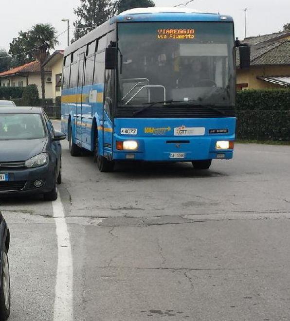 Sessantadue bus sotto casa «Basta, qui non si vive più» 