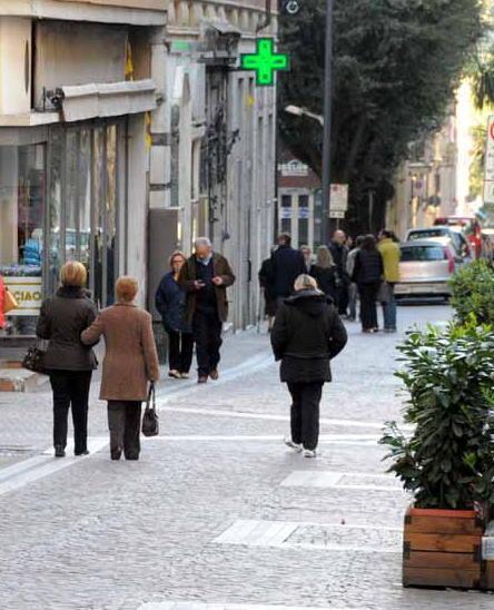 Oggi “Fora ni co”: negozi aperti luci e super sconti 