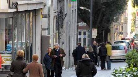 Oggi “Fora ni co”: negozi aperti luci e super sconti