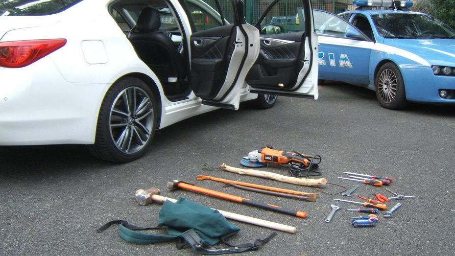 Trovati gli attrezzi, caccia ai ladri